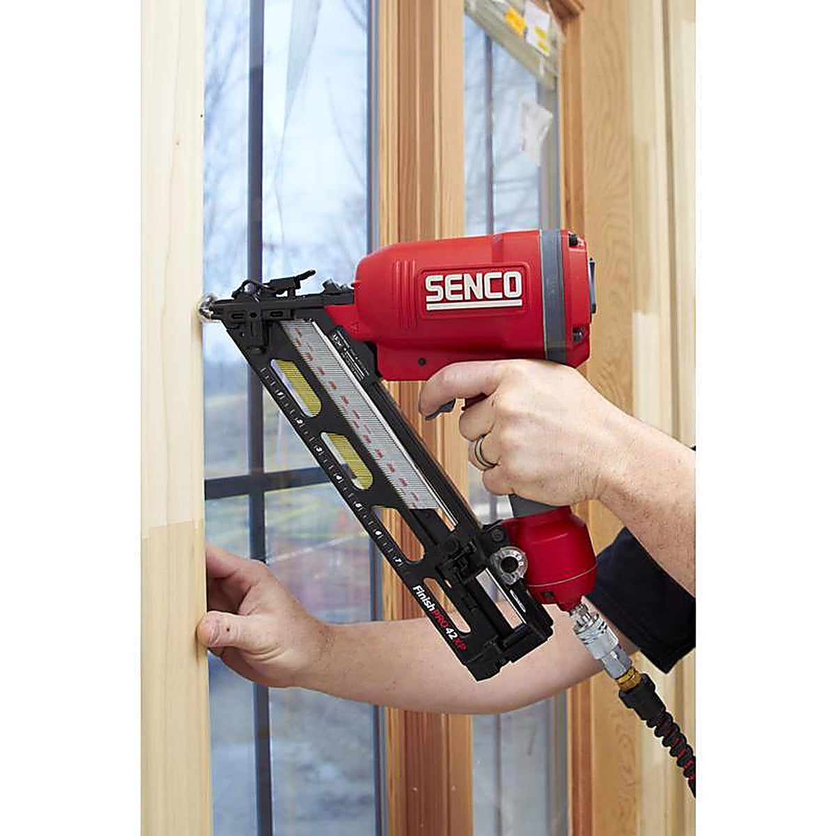 Senco 4G0001N FinishPro Pneumatic 15 Ga. Non-Marring 34 deg. Nailer Kit