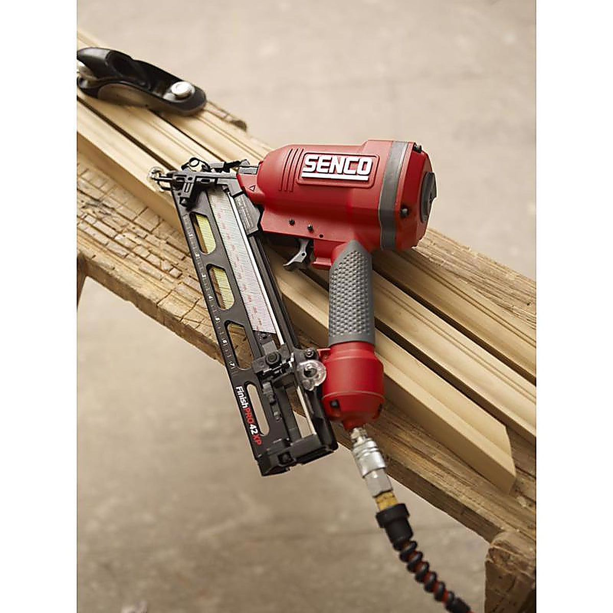 Senco 4G0001N FinishPro Pneumatic 15 Ga. Non-Marring 34 deg. Nailer Kit