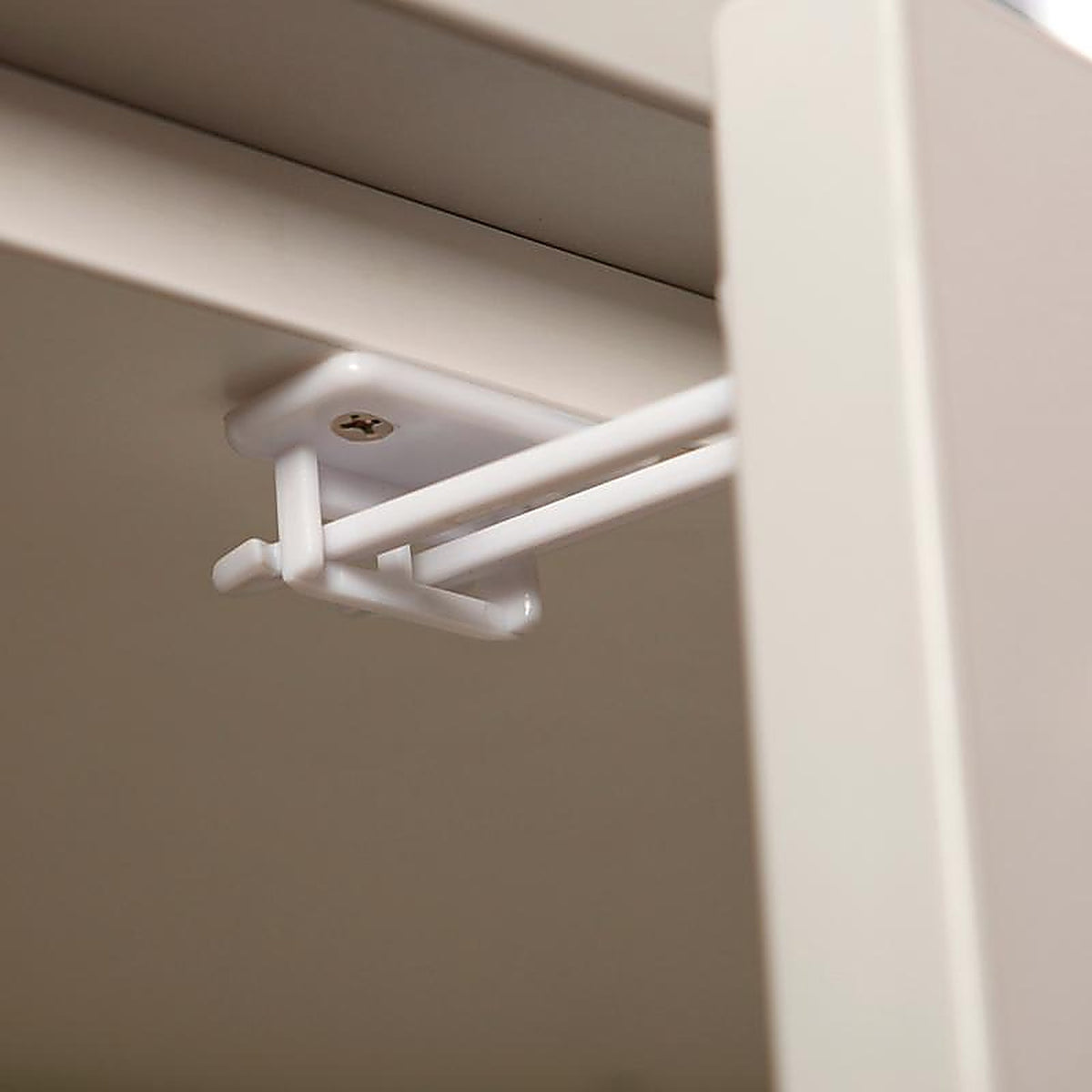 Dreambaby L112 White Plastic Twin Pin Latches 2/Pack